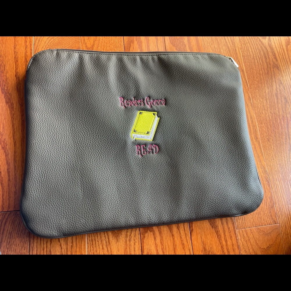Thirty One Savvy Sleeve in City Charcoal pebble